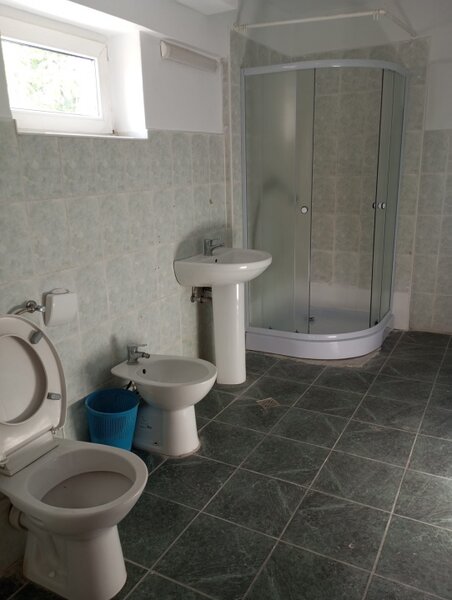 Pensiune de vanzare cu 15 camere cu baie proprie, suprafata utila 550 mp